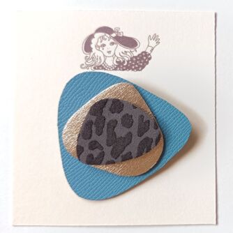 Broche en cuir bleu, argenté, savane