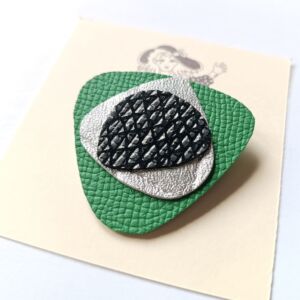 Broche en cuir vert, argenté, noir texturé, La P'tite Cordonnerie