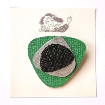 Broche en cuir vert, argenté, noir texturé