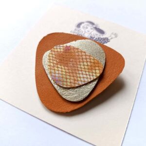 Broche en cuir orange, argenté, reptile, La P'tite Cordonnerie